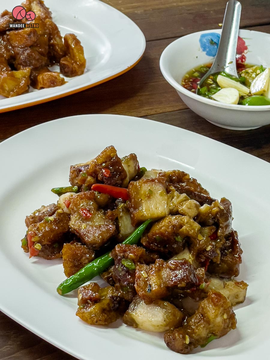 ตรอกหมูกรอบ (ป้าติ๋ว)  ร้านหมูกรอบลับๆ รสจัดจ้าน บอกเลยว่าเด็ด!