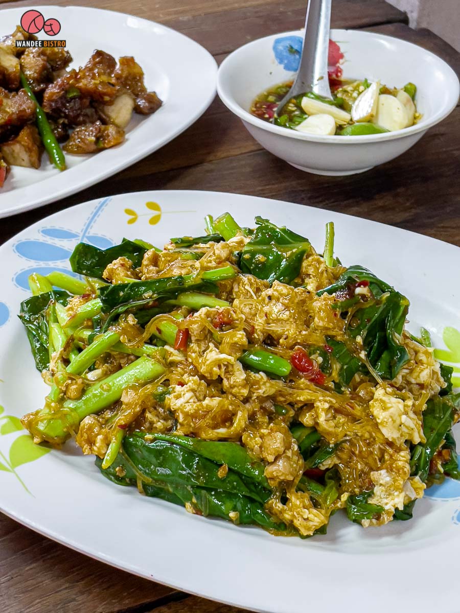 ตรอกหมูกรอบ (ป้าติ๋ว)  ร้านหมูกรอบลับๆ รสจัดจ้าน บอกเลยว่าเด็ด!