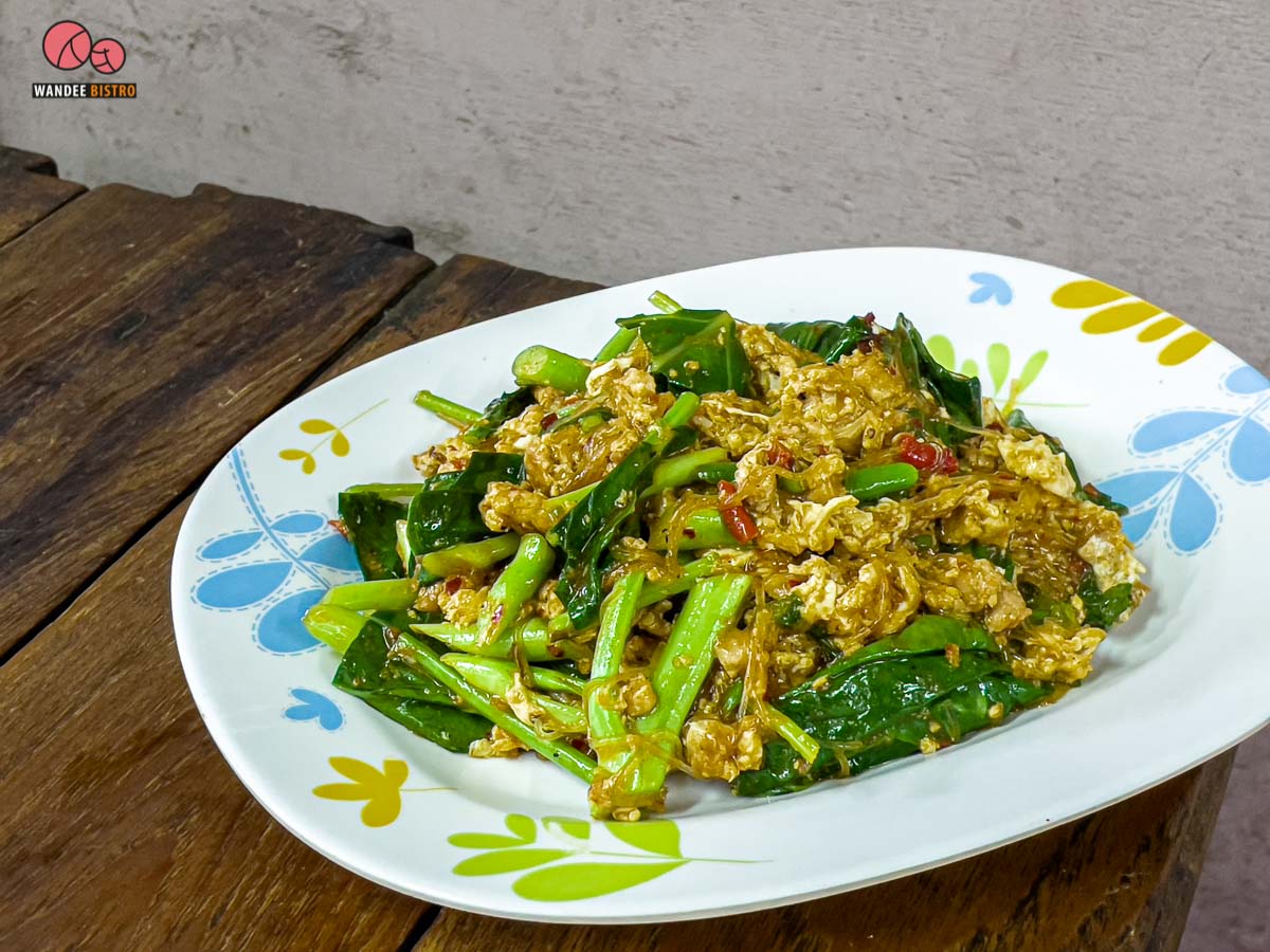 ตรอกหมูกรอบ (ป้าติ๋ว)  ร้านหมูกรอบลับๆ รสจัดจ้าน บอกเลยว่าเด็ด!