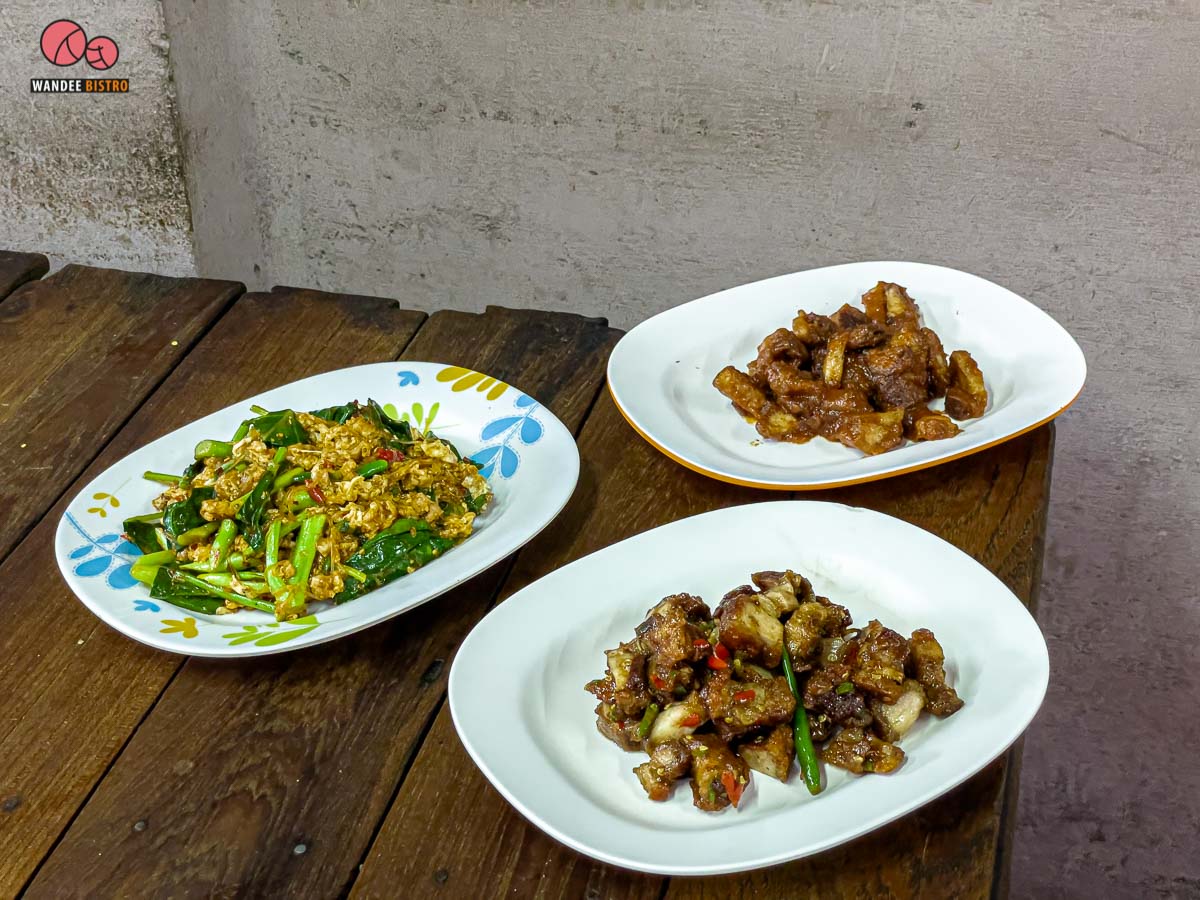 ตรอกหมูกรอบ (ป้าติ๋ว)  ร้านหมูกรอบลับๆ รสจัดจ้าน บอกเลยว่าเด็ด!