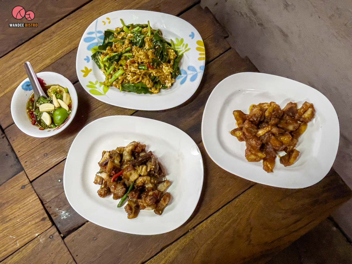 ตรอกหมูกรอบ (ป้าติ๋ว)  ร้านหมูกรอบลับๆ รสจัดจ้าน บอกเลยว่าเด็ด!