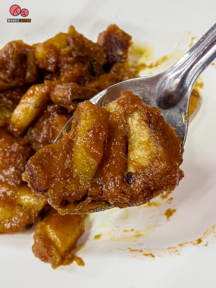 ตรอกหมูกรอบ (ป้าติ๋ว)  ร้านหมูกรอบลับๆ รสจัดจ้าน บอกเลยว่าเด็ด!