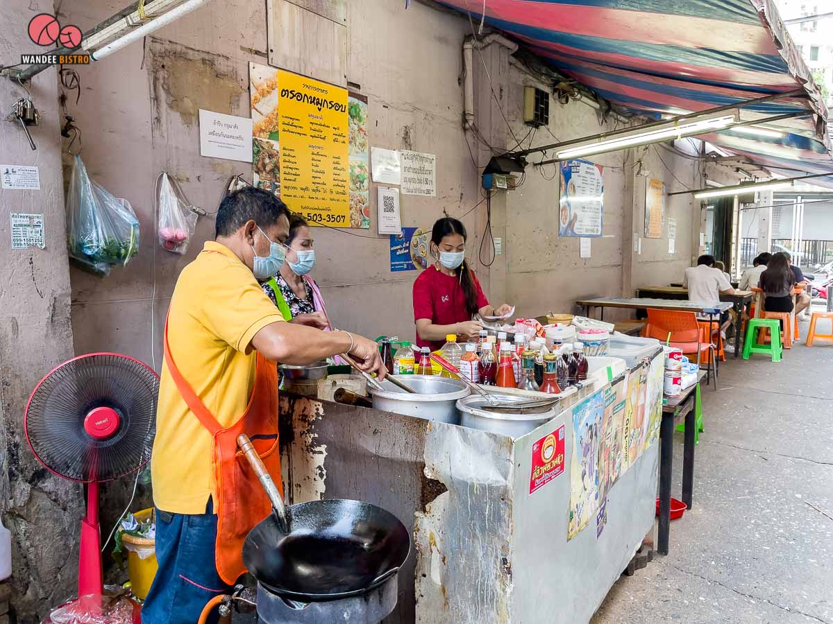ตรอกหมูกรอบ (ป้าติ๋ว)  ร้านหมูกรอบลับๆ รสจัดจ้าน บอกเลยว่าเด็ด!