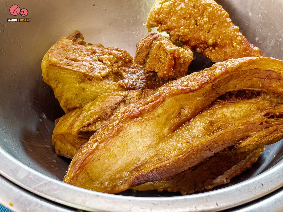 ตรอกหมูกรอบ (ป้าติ๋ว)  ร้านหมูกรอบลับๆ รสจัดจ้าน บอกเลยว่าเด็ด!