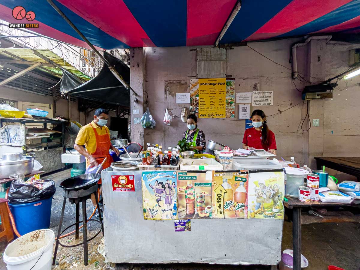 ตรอกหมูกรอบ (ป้าติ๋ว)  ร้านหมูกรอบลับๆ รสจัดจ้าน บอกเลยว่าเด็ด!