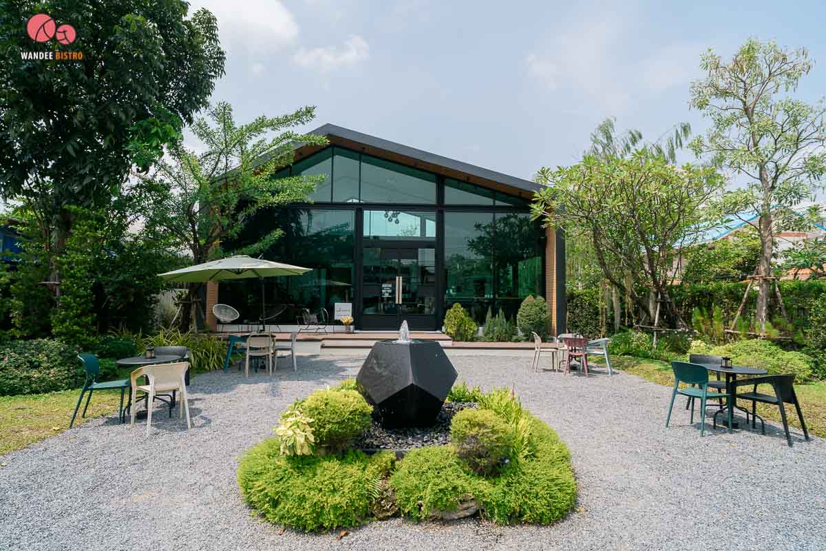 Caddict Space คาเฟ่กึ่งบาร์ นั่งชิล สังสรรค์ ทำงาน จบครบในที่เดียว