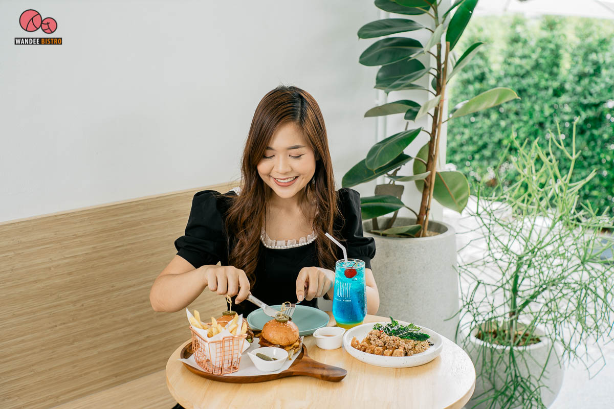 Coach House Cafe คาเฟ่สไตล์มินิมอล ย่านรามอินทรา มียิม มีเมนูออร์แกนิค มีมุมถ่ายรูปเยอะมาก