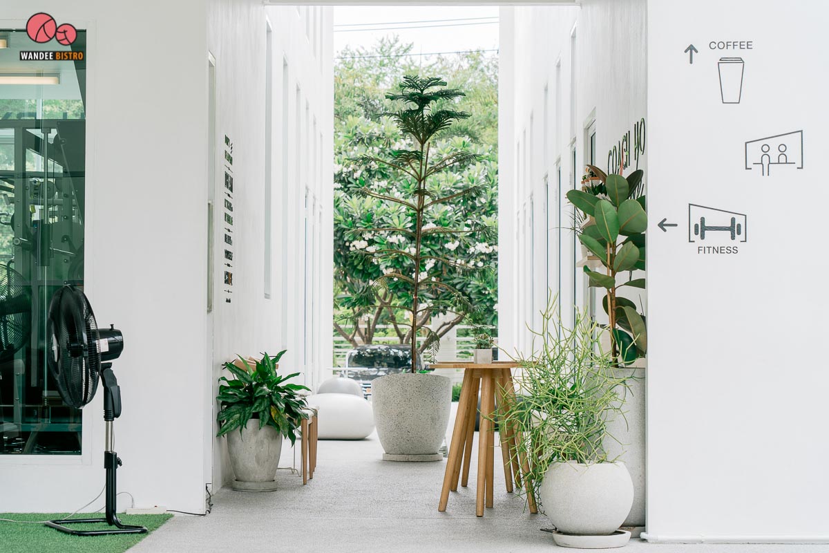 Coach House Cafe คาเฟ่สไตล์มินิมอล ย่านรามอินทรา มียิม มีเมนูออร์แกนิค มีมุมถ่ายรูปเยอะมาก