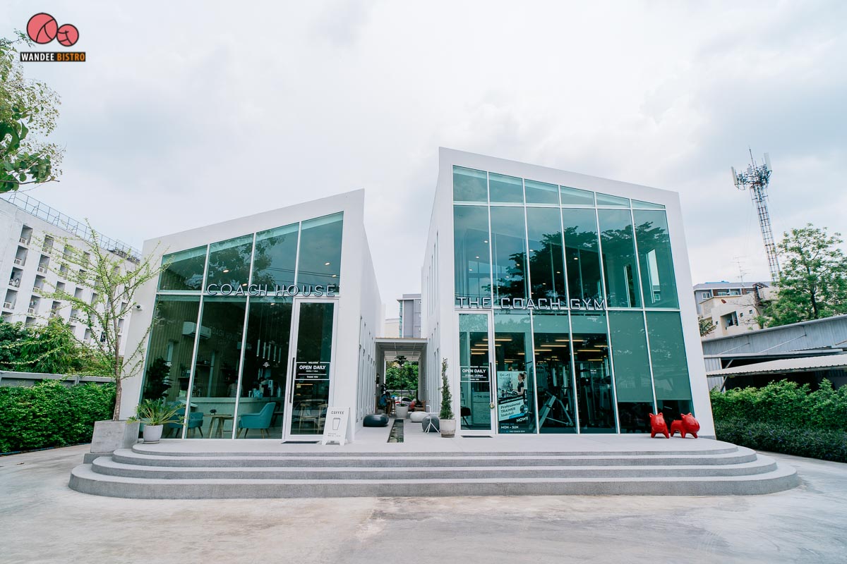 Coach House Cafe คาเฟ่สไตล์มินิมอล ย่านรามอินทรา มียิม มีเมนูออร์แกนิค มีมุมถ่ายรูปเยอะมาก