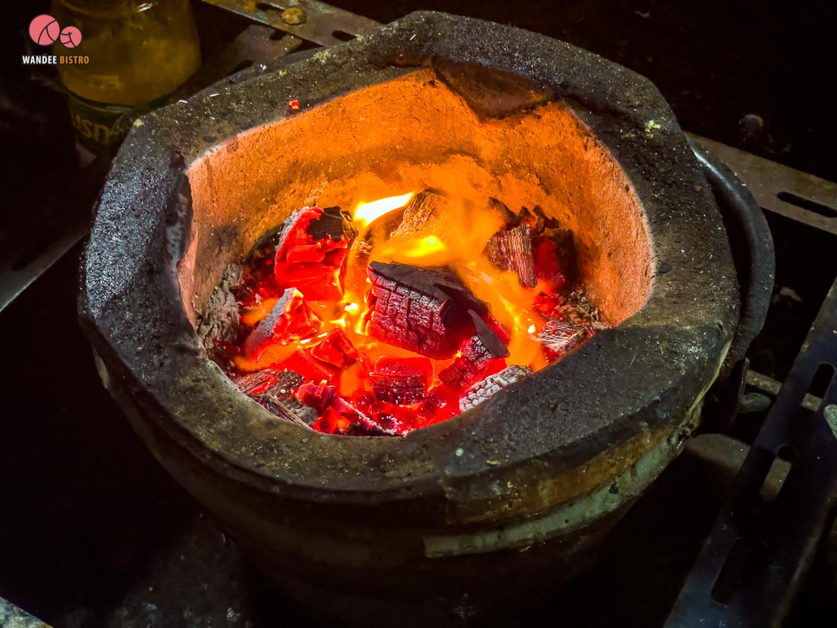 ก๋วยเตี๋ยวคั่วไก่โบราณบ้านหม้อ ใช้เตาถ่าน หอมยั่วๆ ชวนหิว