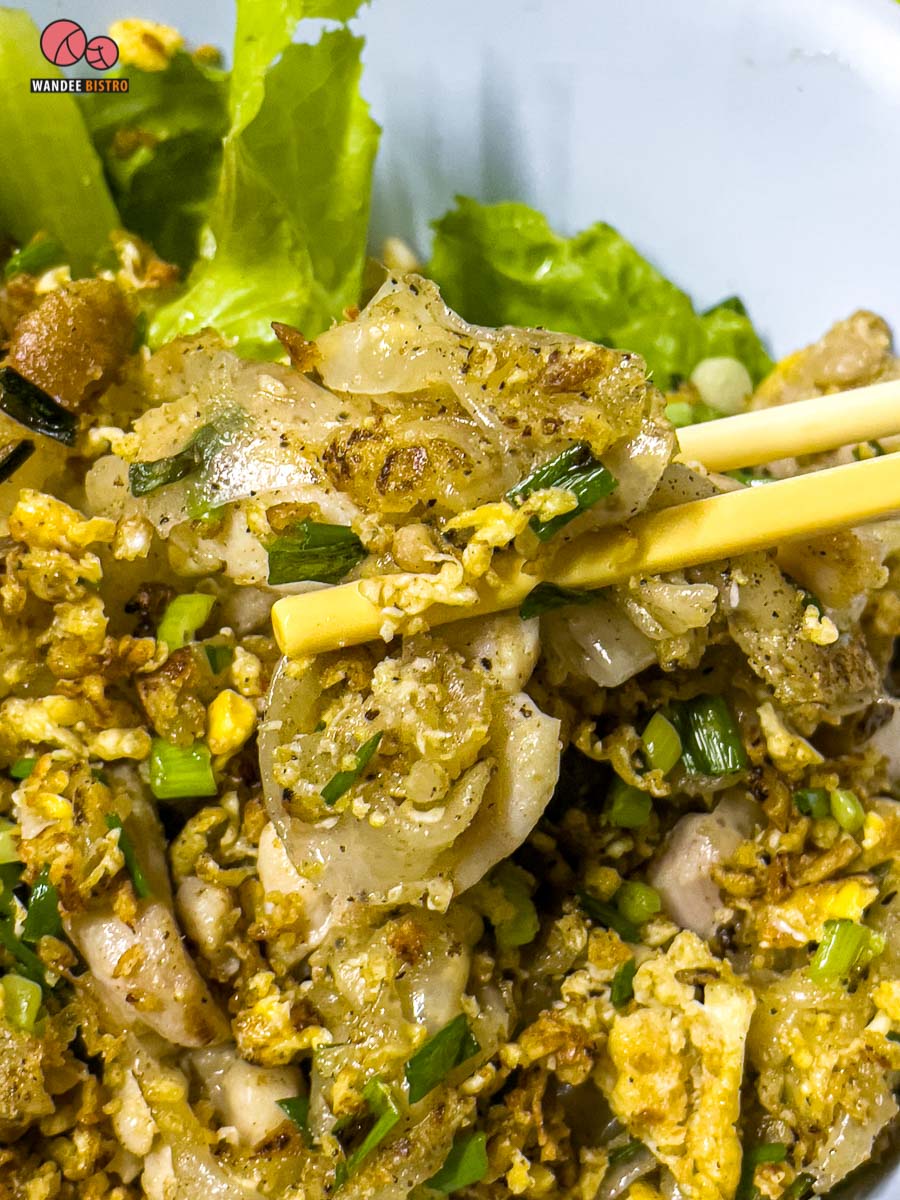 ก๋วยเตี๋ยวคั่วไก่โบราณบ้านหม้อ ใช้เตาถ่าน หอมยั่วๆ ชวนหิว