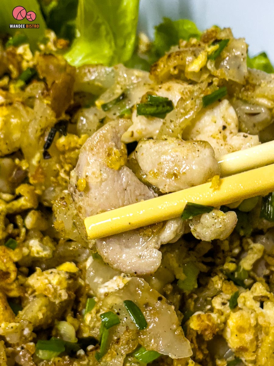 ก๋วยเตี๋ยวคั่วไก่โบราณบ้านหม้อ ใช้เตาถ่าน หอมยั่วๆ ชวนหิว