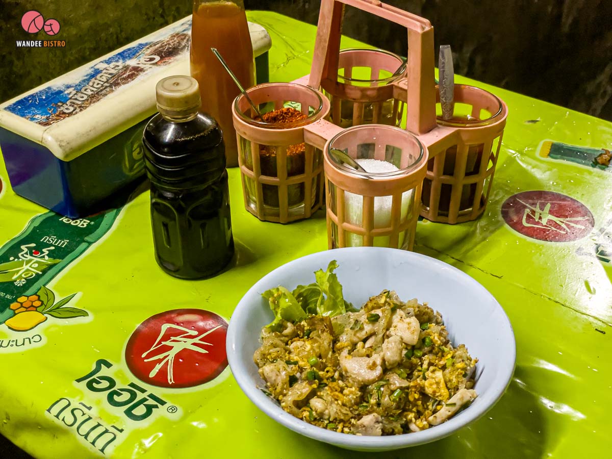 ก๋วยเตี๋ยวคั่วไก่โบราณบ้านหม้อ ใช้เตาถ่าน หอมยั่วๆ ชวนหิว