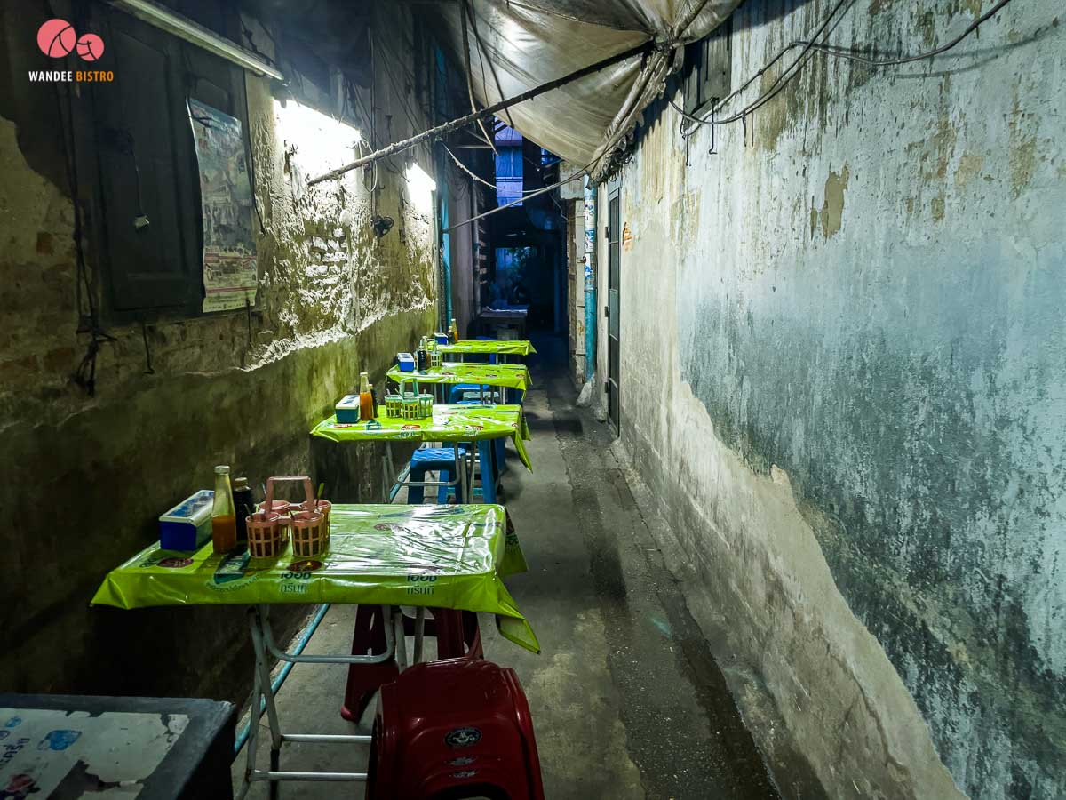 ก๋วยเตี๋ยวคั่วไก่โบราณบ้านหม้อ ใช้เตาถ่าน หอมยั่วๆ ชวนหิว