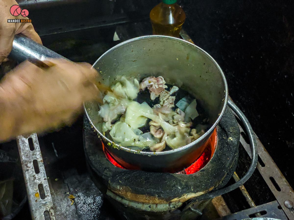 ก๋วยเตี๋ยวคั่วไก่โบราณบ้านหม้อ ใช้เตาถ่าน หอมยั่วๆ ชวนหิว