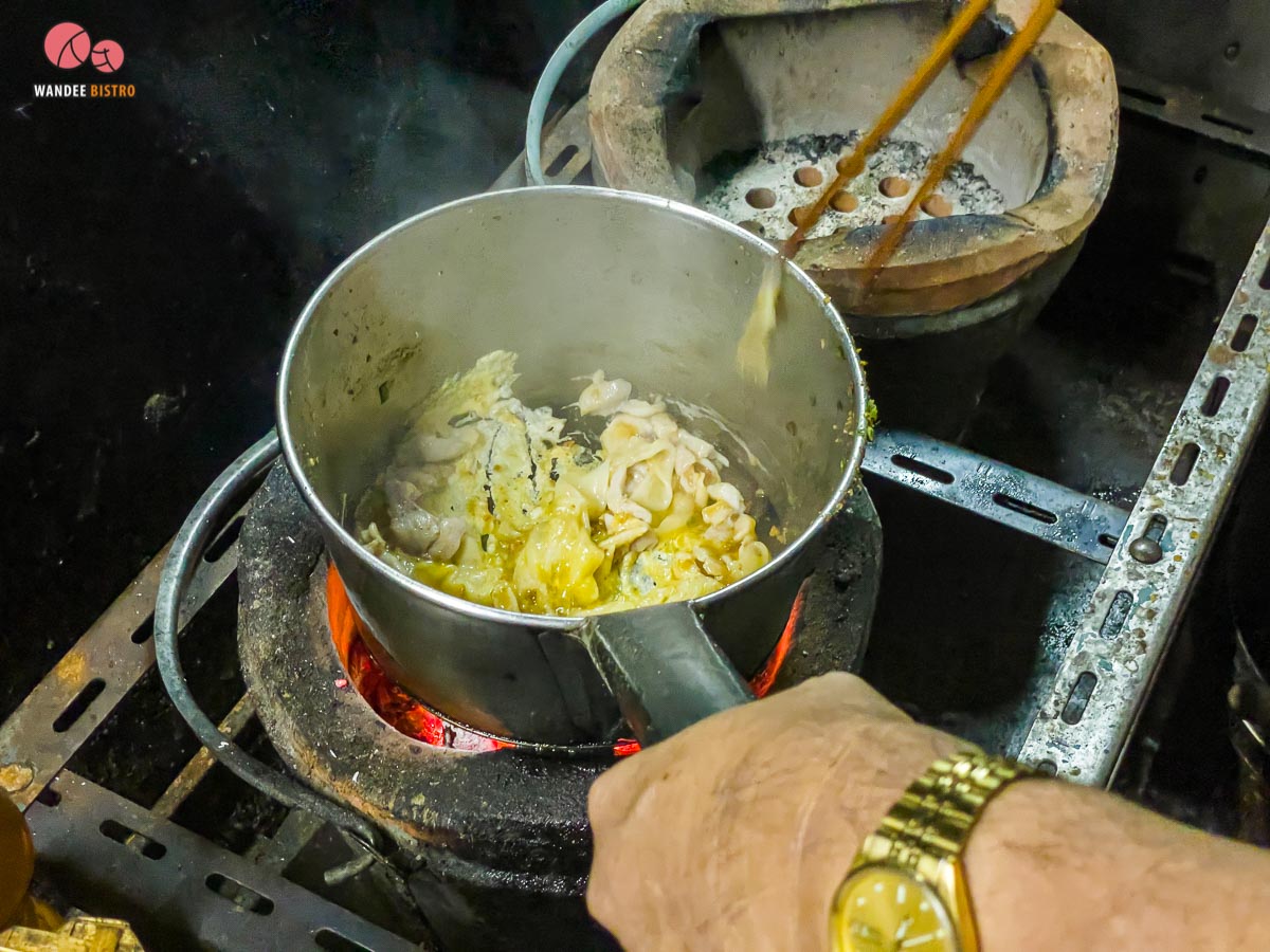 ก๋วยเตี๋ยวคั่วไก่โบราณบ้านหม้อ ใช้เตาถ่าน หอมยั่วๆ ชวนหิว