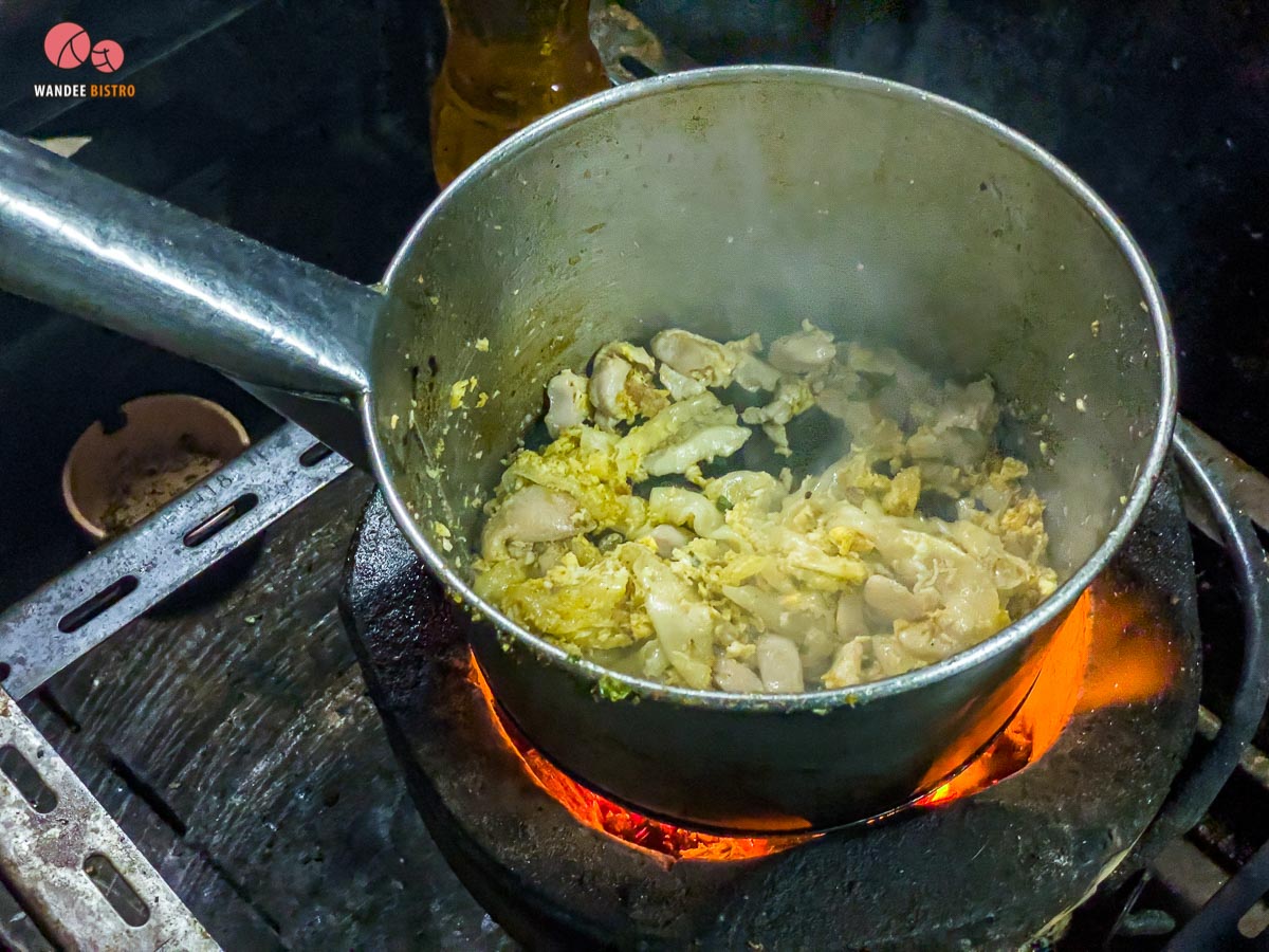ก๋วยเตี๋ยวคั่วไก่โบราณบ้านหม้อ ใช้เตาถ่าน หอมยั่วๆ ชวนหิว