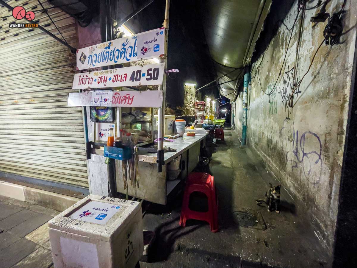 ก๋วยเตี๋ยวคั่วไก่โบราณบ้านหม้อ ใช้เตาถ่าน หอมยั่วๆ ชวนหิว